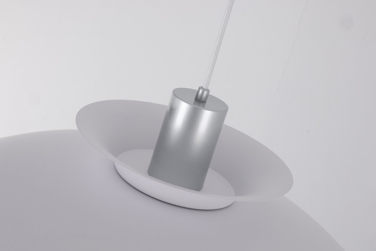 Stealth 2 Ø50 Hvid loftslampe Fra Nordic Lighting - Den er lavet af hvidmetal med s&oslash;lvdetaljer og skaber et elegant og harmonisk udtryk.