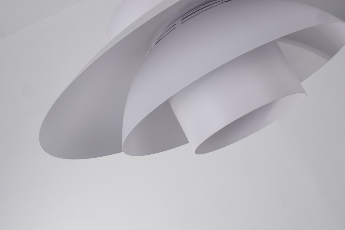 Stealth 2 Ø50 Hvid loftslampe Fra Nordic Lighting - Den er lavet af hvidmetal med s&oslash;lvdetaljer og skaber et elegant og harmonisk udtryk.