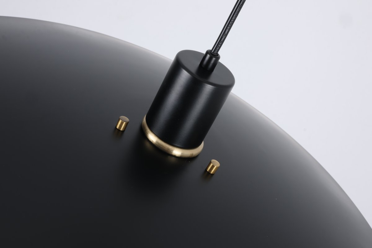 Stealth Ø50 Sort loftslampe Fra Nordic Lighting - Lampen leveres med to s&aelig;t detaljer - knopper og ringe i b&aring;de messing og sort - s&aring; du kan v&aelig;lge udtrykket og tilpasse designet til din indretning.
