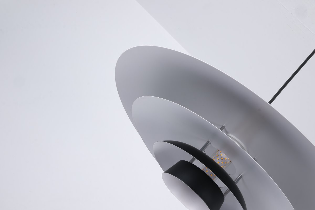 Stealth Ø50 Sort loftslampe Fra Nordic Lighting - Lampen leveres med to s&aelig;t detaljer - knopper og ringe i b&aring;de messing og sort - s&aring; du kan v&aelig;lge udtrykket og tilpasse designet til din indretning.