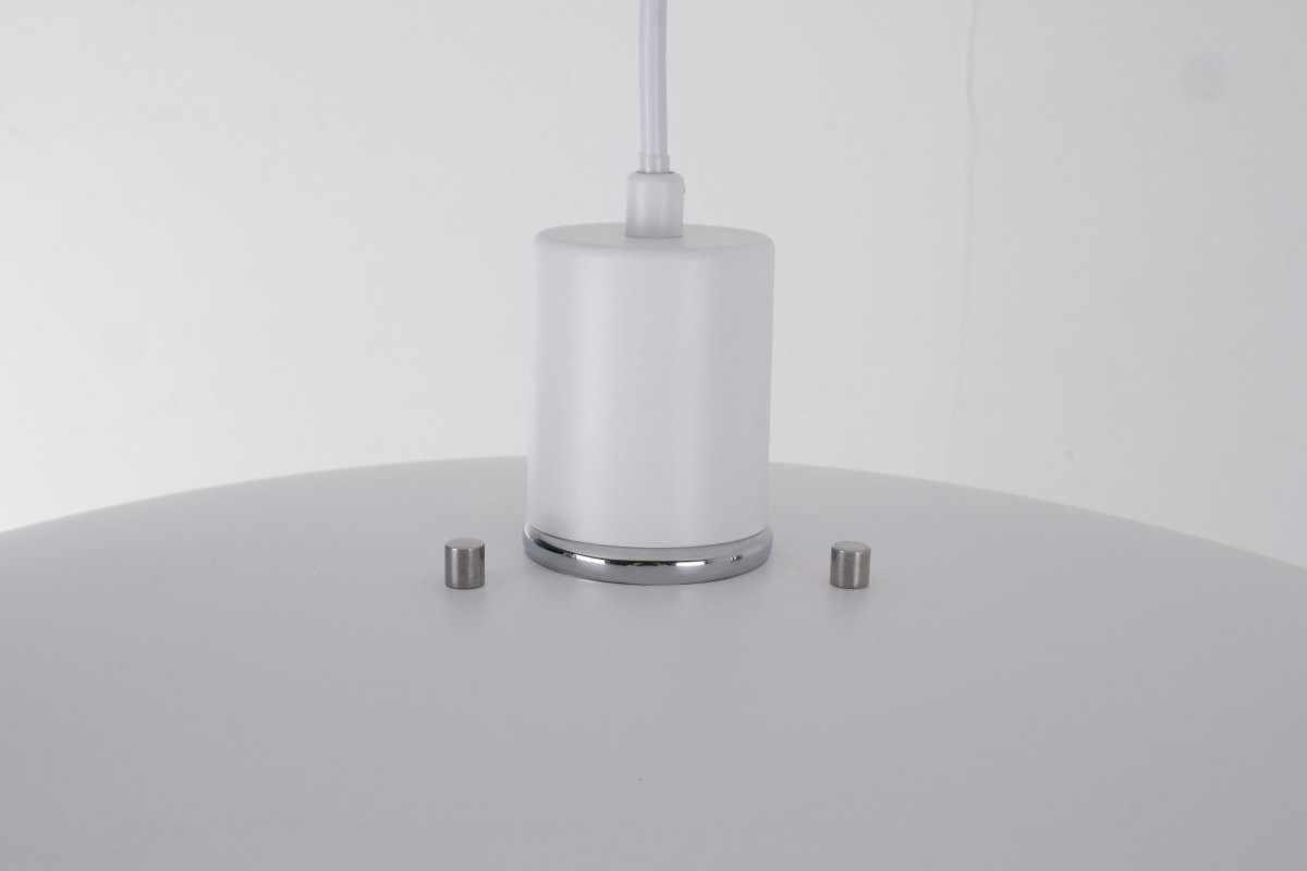 Stealth Ø50 Hvid loftslampe Fra Nordic Lighting - Lampen leveres med to s&aelig;t detaljer - knapper og ringe i b&aring;de krom og hvid - s&aring; du kan v&aelig;lge udtrykket og tilpasse designet til din indretning.