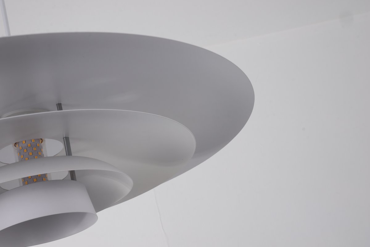 Stealth Ø50 Hvid loftslampe Fra Nordic Lighting - Lampen leveres med to s&aelig;t detaljer - knapper og ringe i b&aring;de krom og hvid - s&aring; du kan v&aelig;lge udtrykket og tilpasse designet til din indretning.
