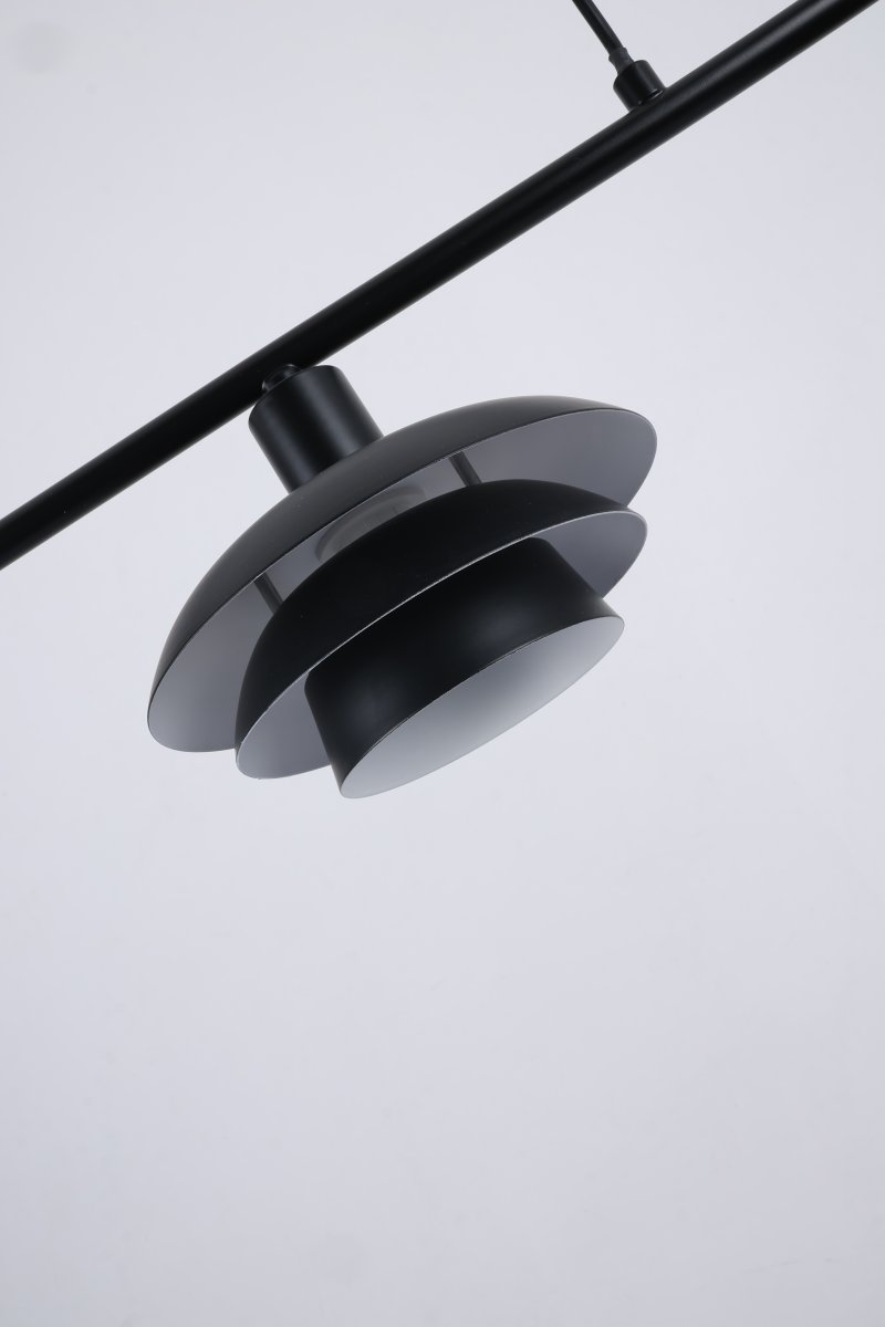 Stealth 86cm Sort loftslampe Fra Nordic Lighting - Stealth er en stilfuld loftslampe i sort metal med tre nedadvendte sk&aelig;rme, der giver et behageligt, rettet lys over for eksempel et spisebord eller k&oslash;kken.