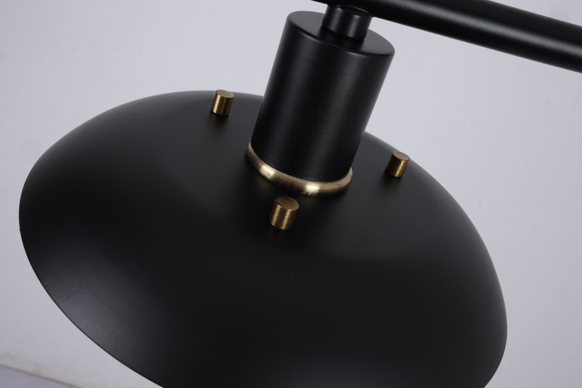 Stealth 86cm Sort loftslampe Fra Nordic Lighting - Stealth er en stilfuld loftslampe i sort metal med tre nedadvendte sk&aelig;rme, der giver et behageligt, rettet lys over for eksempel et spisebord eller k&oslash;kken.