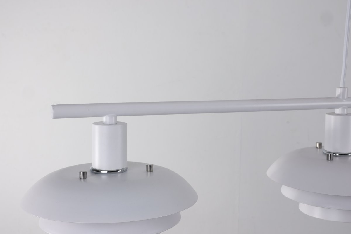 Stealth 120cm Hvid loftslampe Fra Nordic Lighting - Stealth er en stilfuld loftslampe i hvidmetal med fire nedadvendte sk&aelig;rme, der giver et behageligt, rettet lys over for eksempel et spisebord eller k&oslash;kken.