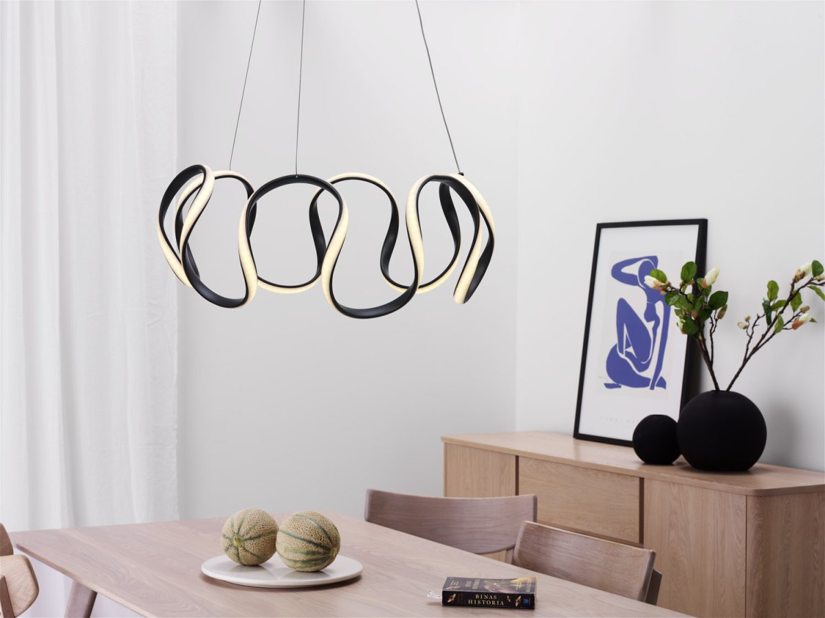Wave Ø55 Sort loftslampe Fra Cottex - Wave pendel i metal og silikone er en moderne og unik lampe med et elegant, bølgeformet design.