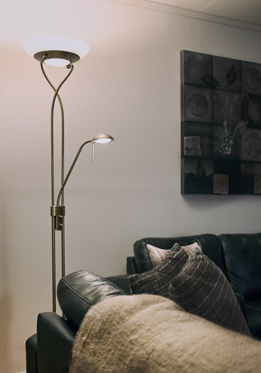 Cannes Antik messing gulvlampe Fra Aneta Lighting - Cannes er en klassisk uplight gulvlampe med et moderne design i antik messing.