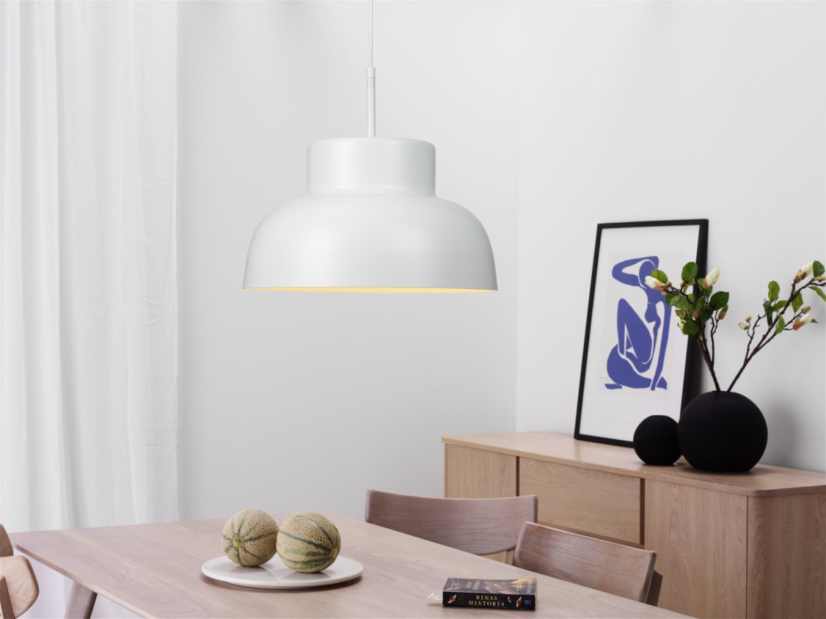 Sensei Ø40 Hvid loftslampe Fra Cottex - Sensei er en stilfuld pendellampe i citrusmetal med en moderne og tidløs form.