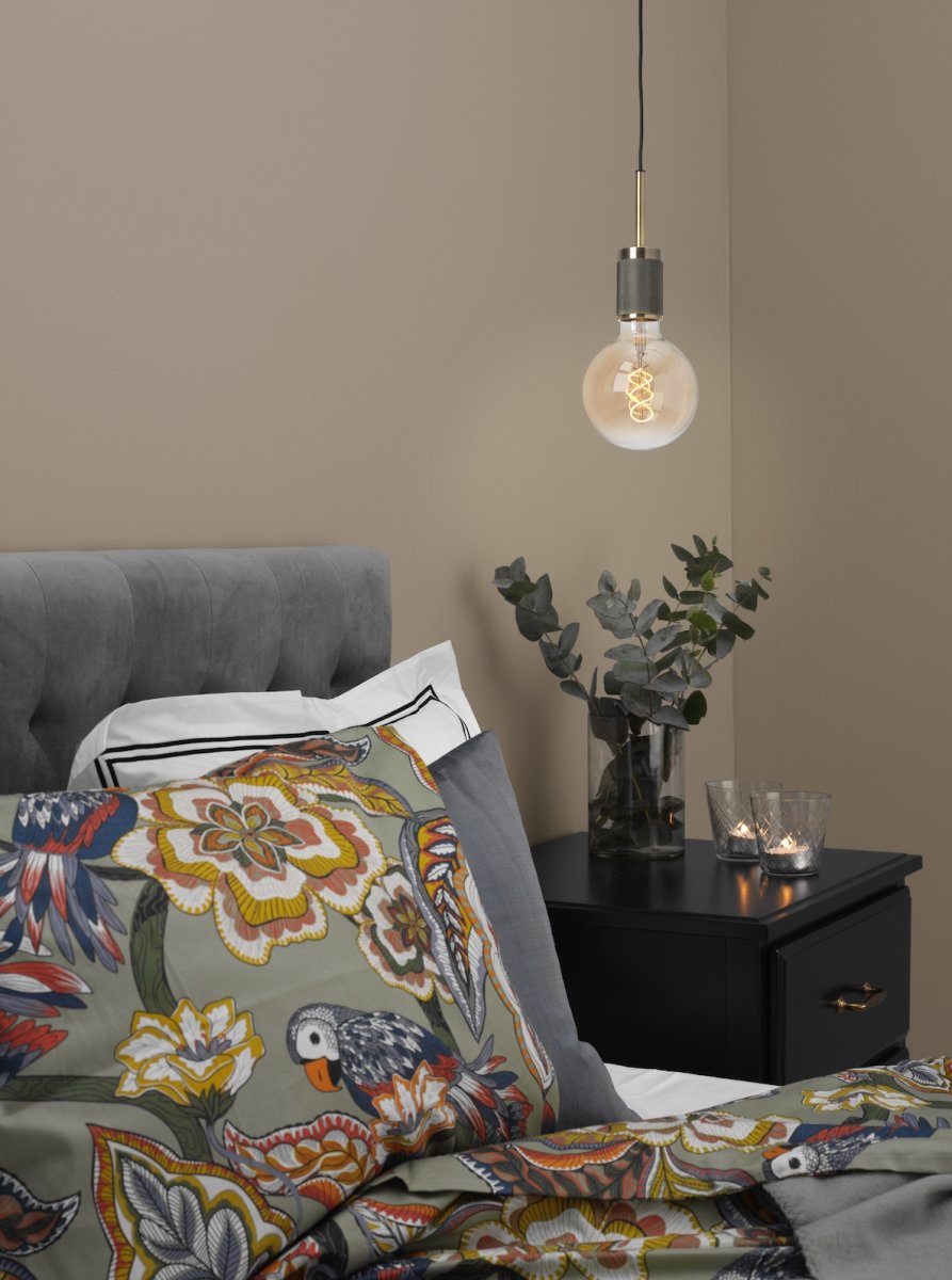 Upphäng Ø9 Antik messing vindueslampe Fra Cottex - Perfekt som vindueslampe eller placeret i et hyggeligt hj&oslash;rne, hvor den bidrager med b&aring;de lys og karakter.