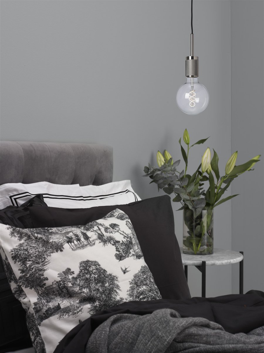 Upphäng Ø9 Børstet krom vindueslampe Fra Cottex - Perfekt som vindueslampe eller placeret i et hyggeligt hj&oslash;rne, hvor den bidrager med b&aring;de lys og karakter.