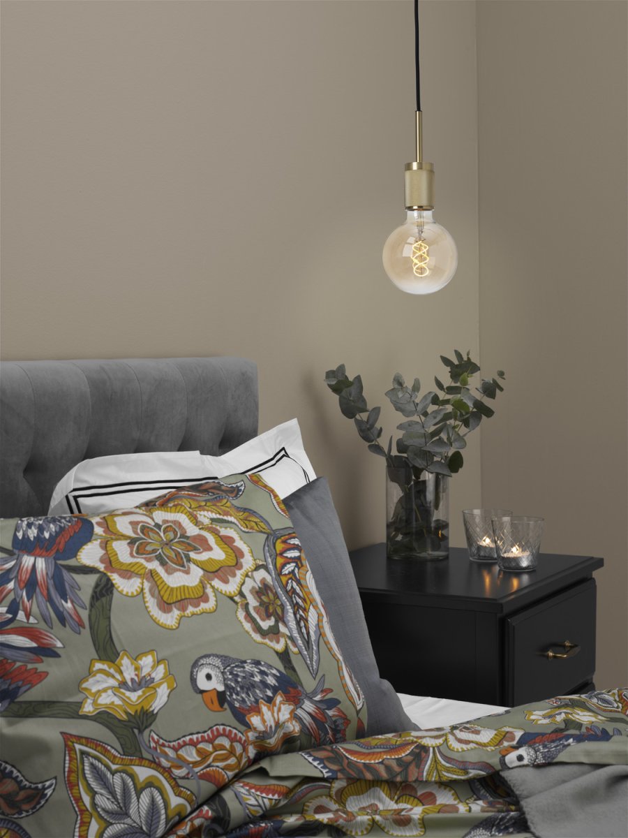 Upphäng Ø9 Børstet messing vindueslampe Fra Cottex - Perfekt som vindueslampe eller placeret i et hyggeligt hj&oslash;rne, hvor den bidrager med b&aring;de lys og karakter.