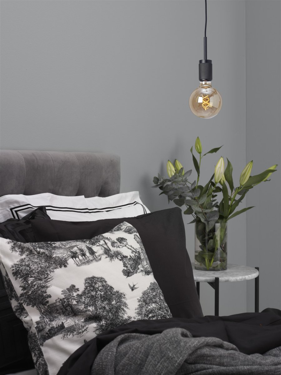 Upphäng Ø9 Sort vindueslampe Fra Cottex - Perfekt som vindueslampe eller placeret i et hyggeligt hj&oslash;rne, hvor den bidrager med b&aring;de lys og karakter.