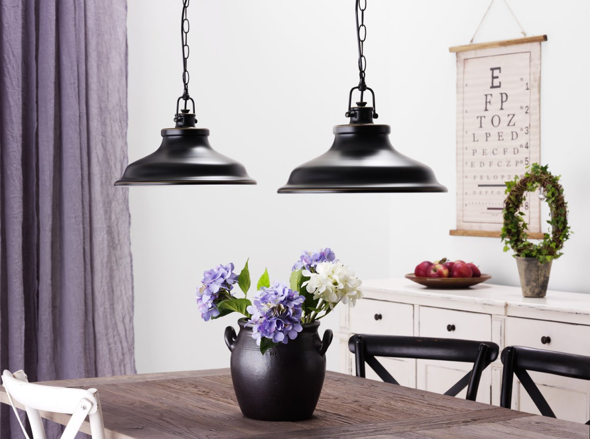 New Haven Ø37 Antik sort loftslampe Fra Cottex - Dens robuste metalkonstruktion og kædeophæng giver den en industriel følelse, perfekt til at skabe en trendy atmosfære i køkkenet eller spisestuen.