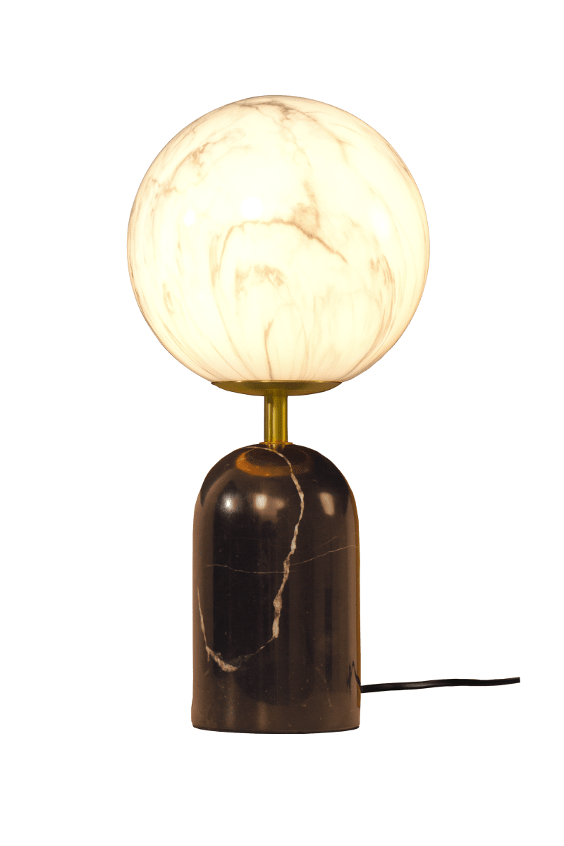 Pierre 42cm Sort og hvid bordlampe Fra Aneta Lighting - Den massive sorte stenfod giver lampen et karakterfuldt udtryk og suppleres af stilfulde metaldetaljer i en mat messingfinish.