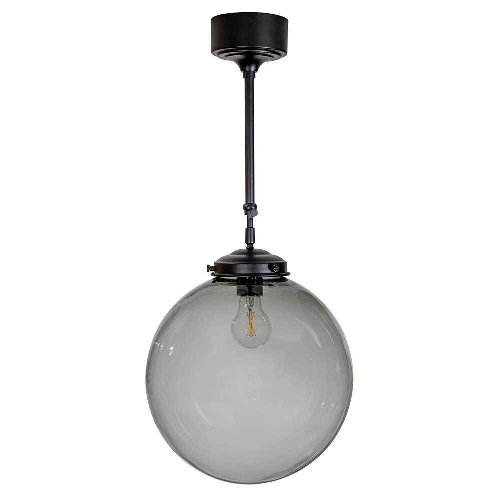 Mora Ø30 Sort plafond Fra Armaturhantverk - Klassisk pendellampe til loftet med justerbart oph&aelig;ng i sort.