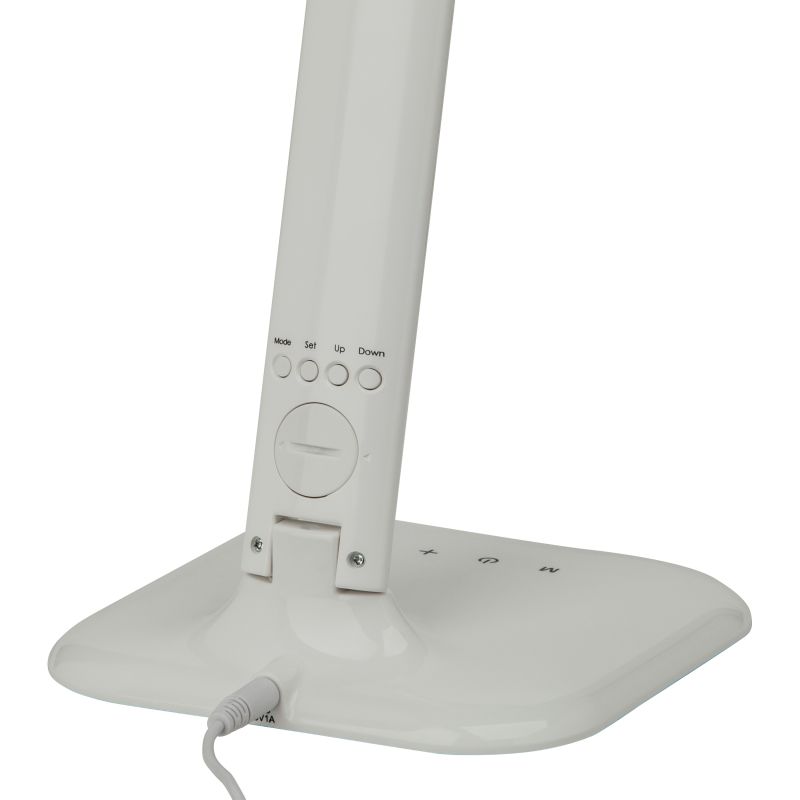 Glenn 55cm Hvid skrivebordslampe Fra Brilliant - Det justerbare lampehoved og led gør det nemt at rette lyset derhen, hvor det er nødvendigt, og lampen er udstyret med både en USB-port til opladning og et ur med alarm-, dato- og temperaturvisning.