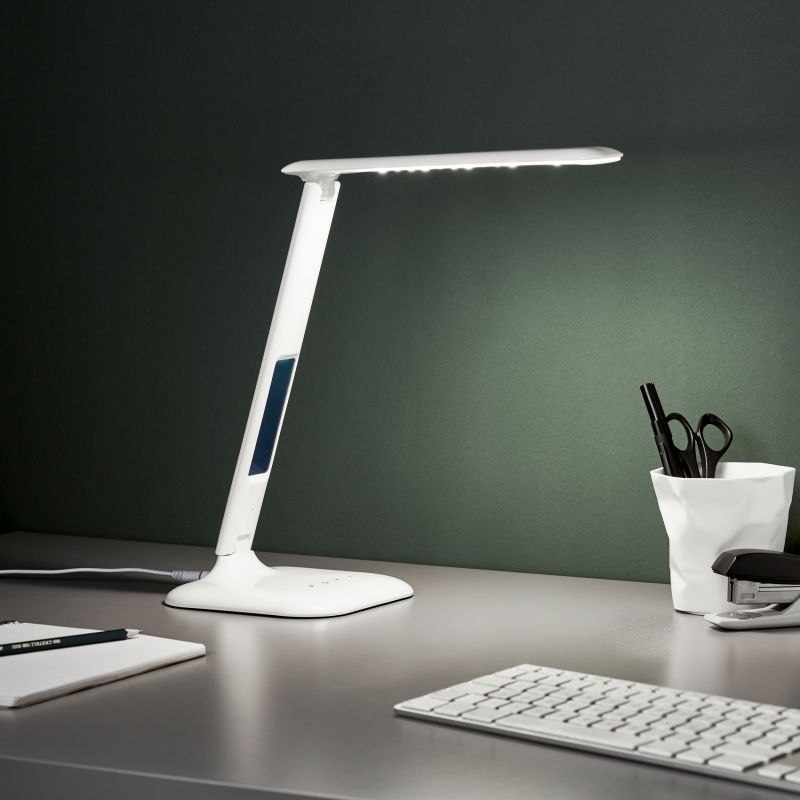 Glenn 55cm Hvid skrivebordslampe Fra Brilliant - Det justerbare lampehoved og led gør det nemt at rette lyset derhen, hvor det er nødvendigt, og lampen er udstyret med både en USB-port til opladning og et ur med alarm-, dato- og temperaturvisning.