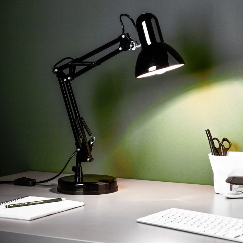 Henry 50cm Sort skrivebordslampe Fra Brilliant - Den fungerer b&aring;de som dekorativ belysning og som praktisk l&aelig;se- og arbejdslampe.