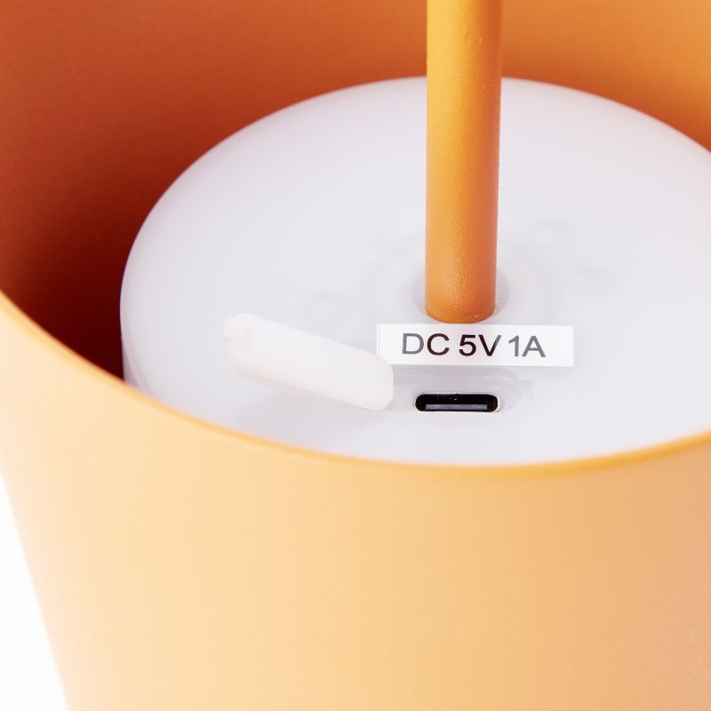 Kaami 37cm Orange bærbar Fra Brilliant - Med sin h&oslash;je IP44-klassificering er den vejrbestandig og perfekt til b&aring;de udend&oslash;rs og indend&oslash;rs brug.