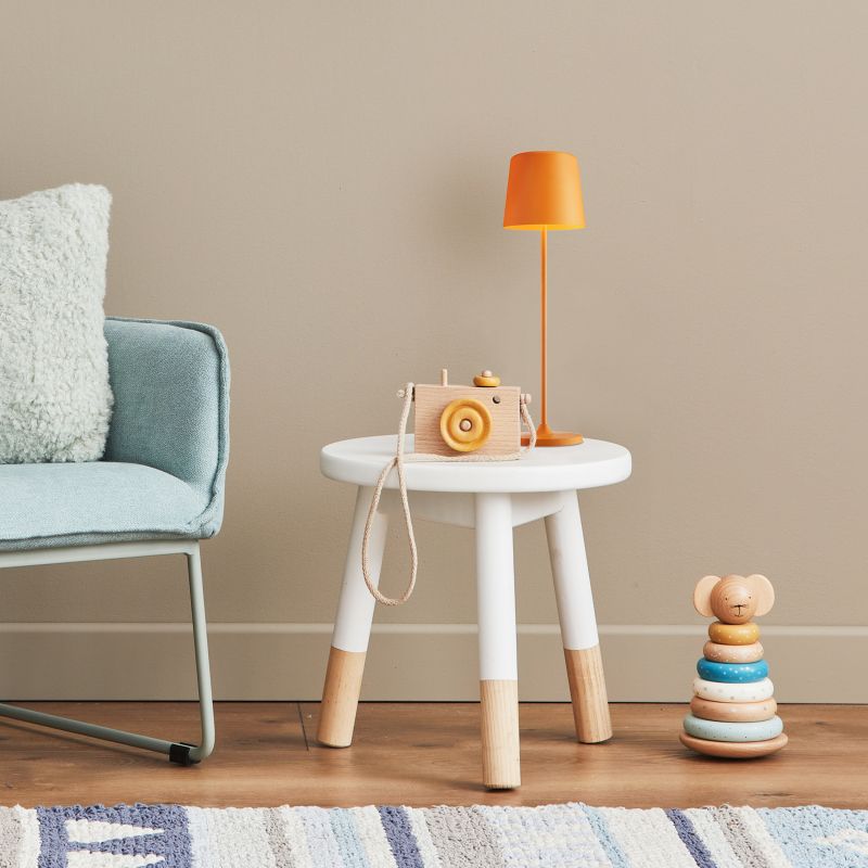 Kaami 37cm Orange bærbar Fra Brilliant - Med sin h&oslash;je IP44-klassificering er den vejrbestandig og perfekt til b&aring;de udend&oslash;rs og indend&oslash;rs brug.
