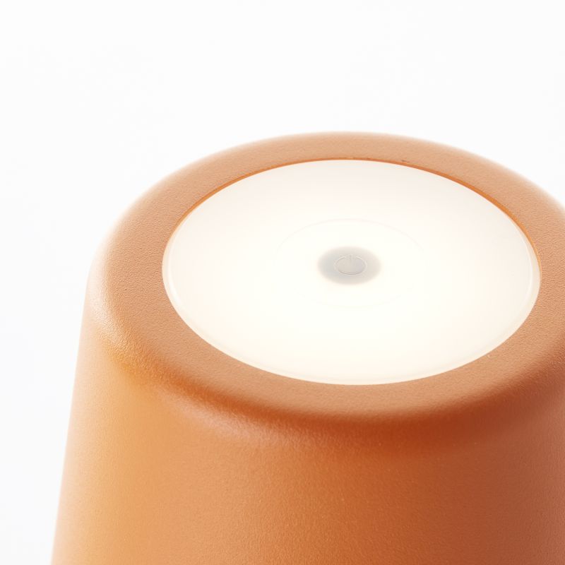 Kaami 37cm Orange bærbar Fra Brilliant - Med sin h&oslash;je IP44-klassificering er den vejrbestandig og perfekt til b&aring;de udend&oslash;rs og indend&oslash;rs brug.
