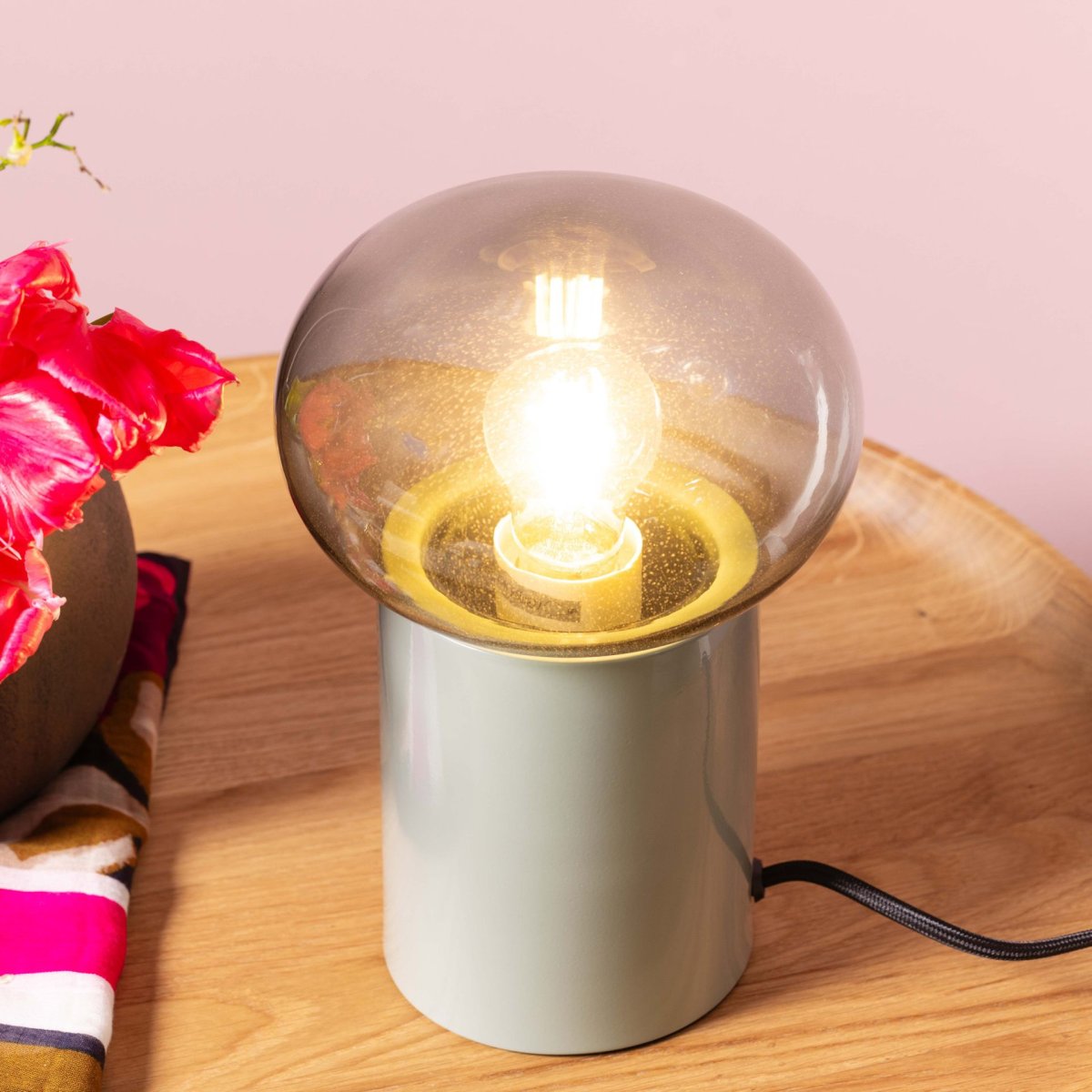 Knut 22cm Grøn bordlampe Fra Brilliant - Denne stilfulde bordlampe kombinerer metal og glas i et moderne og dekorativt design.