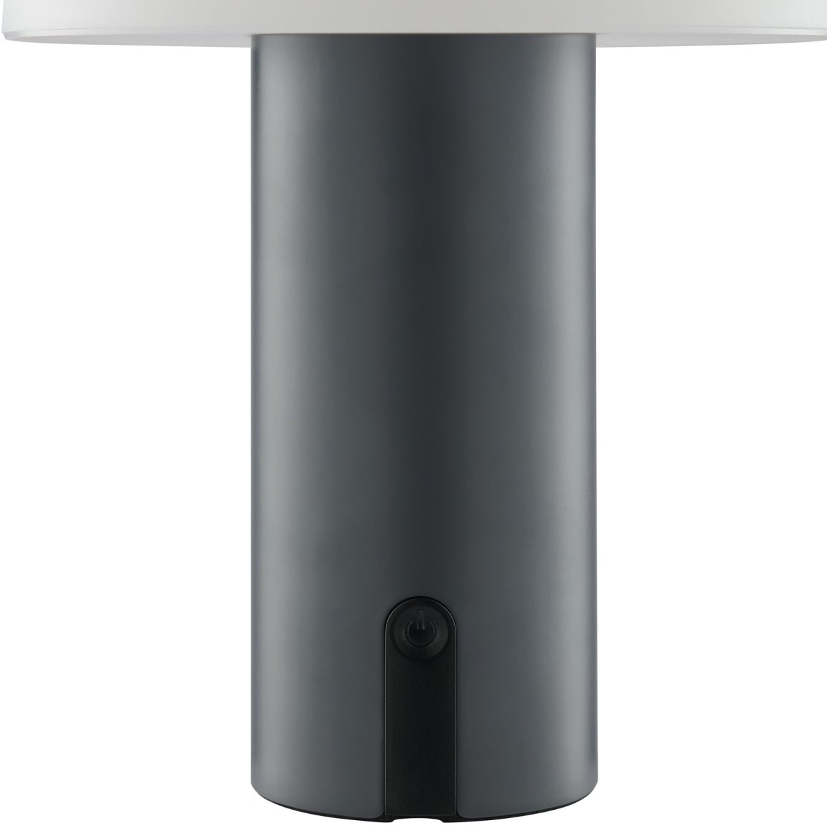 Mattis 20cm Grå bærbar Fra Brilliant - Mattis er en stilfuld og b&aelig;rbar bordlampe, der kombinerer moderne design med praktisk funktion.