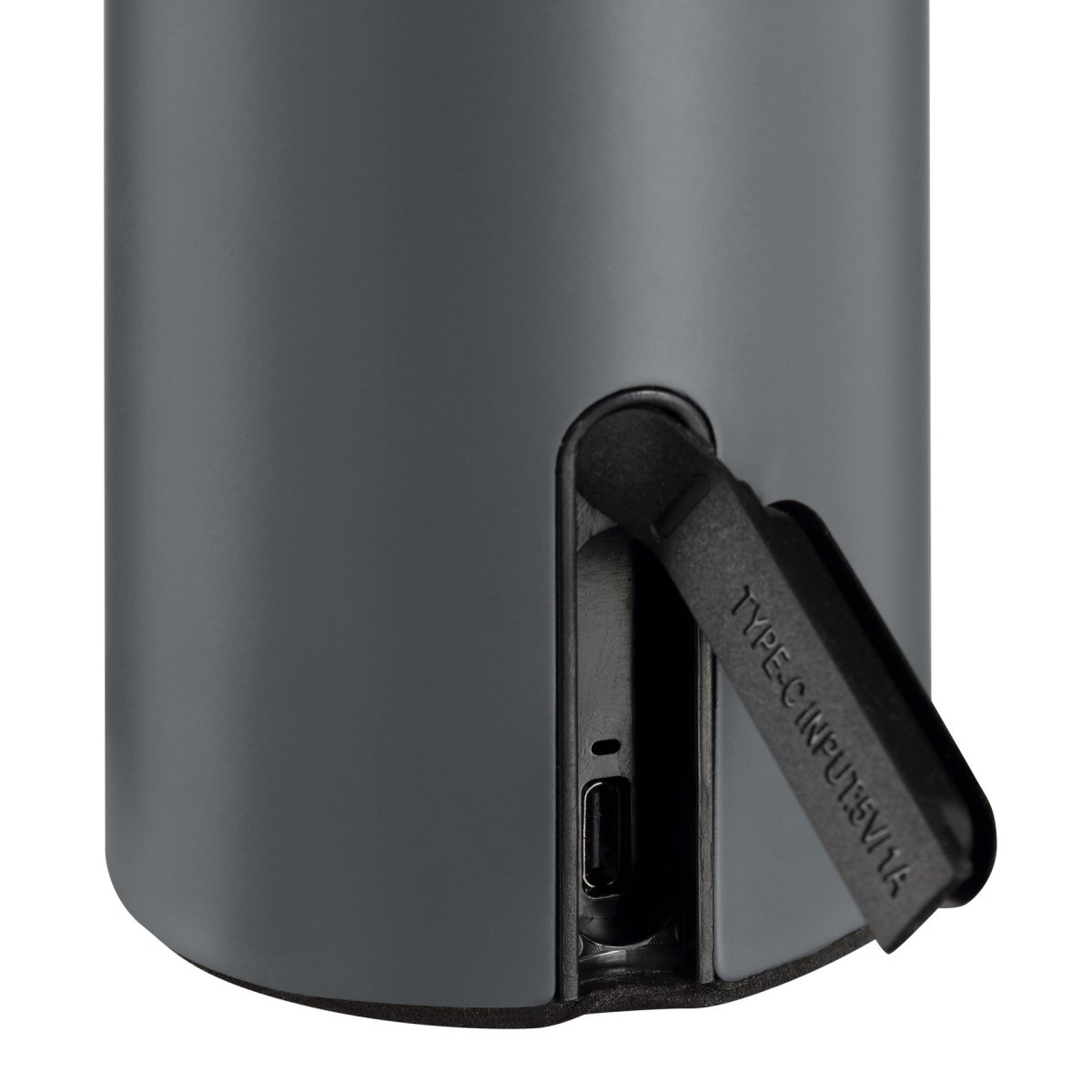 Mattis 20cm Grå bærbar Fra Brilliant - Mattis er en stilfuld og b&aelig;rbar bordlampe, der kombinerer moderne design med praktisk funktion.