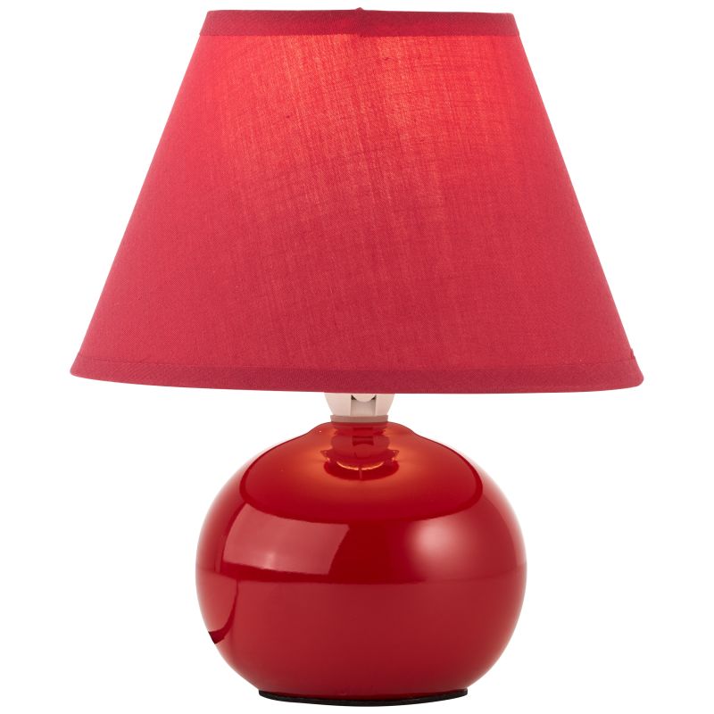 Primo 23cm RØD bordlampe Fra Brilliant - Den er lavet af tekstil og keramik og giver et behageligt lys.