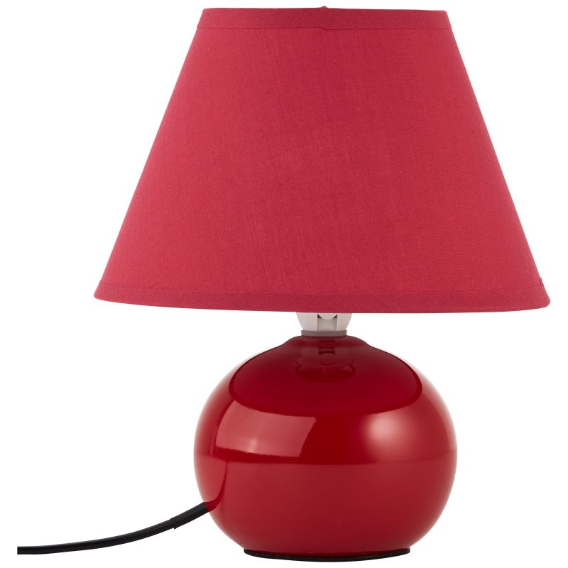Primo 23cm RØD bordlampe Fra Brilliant - Den er lavet af tekstil og keramik og giver et behageligt lys.
