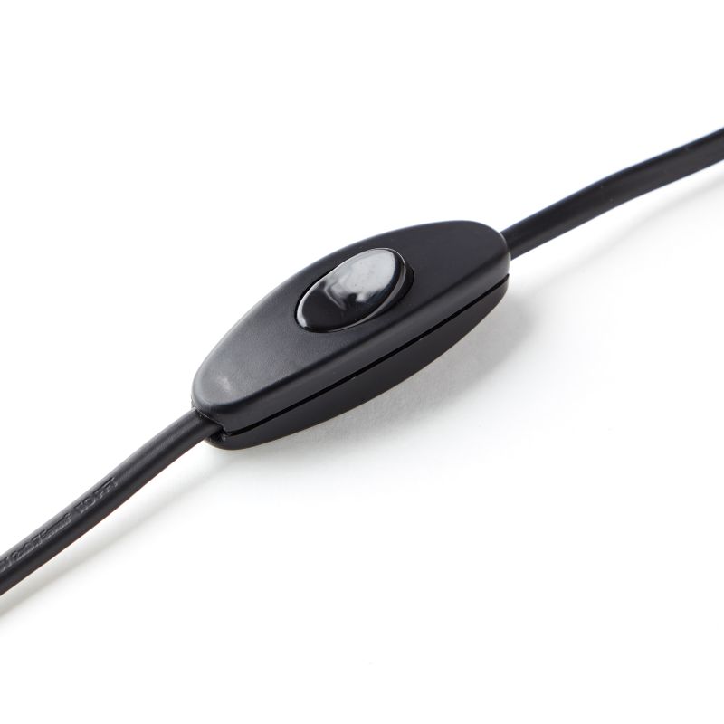 Primo 23cm RØD bordlampe Fra Brilliant - Den er lavet af tekstil og keramik og giver et behageligt lys.