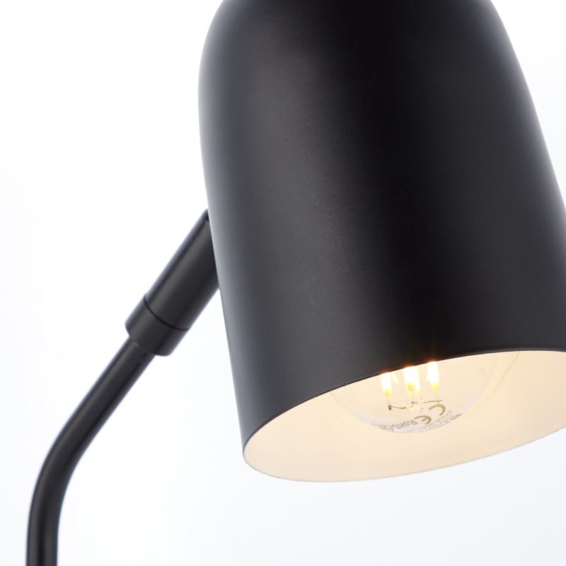 Tong 38cm Sort skrivebordslampe Fra Brilliant - Tong bordlampe giver et behageligt lys til arbejde, l&aelig;sning eller som dekorativ belysning i ethvert rum.