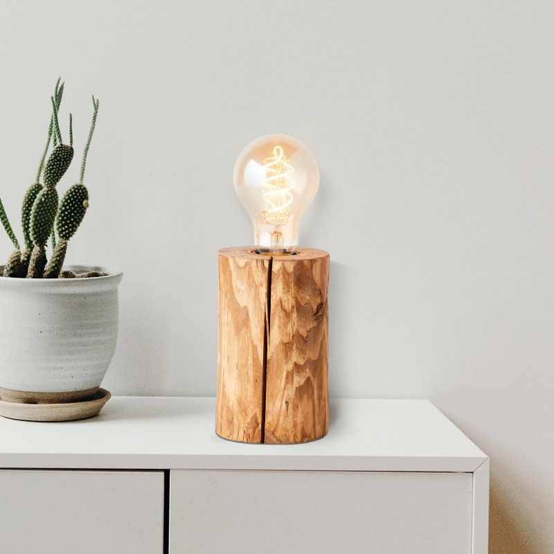 Trabo 15cm Træ bordlampe Fra Brilliant - Kombinationen af træ og moderne teknologi skaber et naturligt og tidløst udtryk, der gør lampen til en dekorativ detalje i hjemmet.