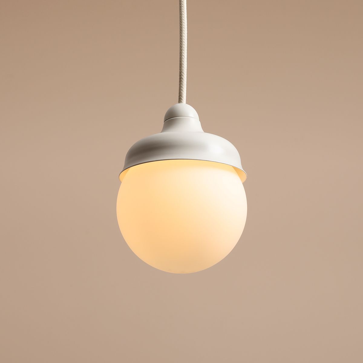 Wave Ø17 Cremet hvid loftslampe Fra Artera - Wave er et moderne vedh&aelig;ng med retrodesign lavet af metal og opalglas.