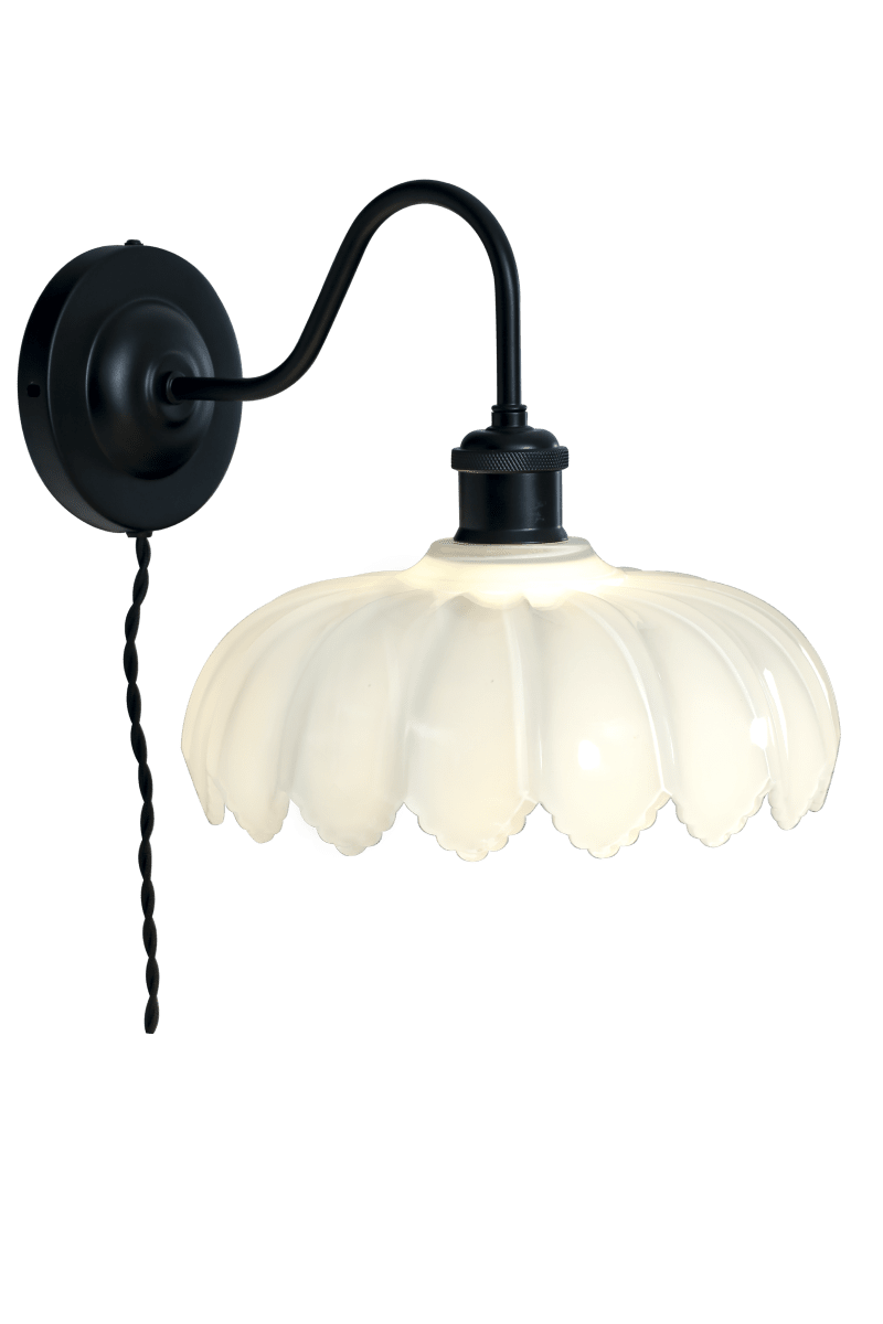 Sofia 32cm Sort væglampe Fra Aneta Lighting - Sofia væglampen i romantisk vintagestil er en flot indretningsdetalje, der fungerer lige godt i klassiske, landlige og moderne hjem.