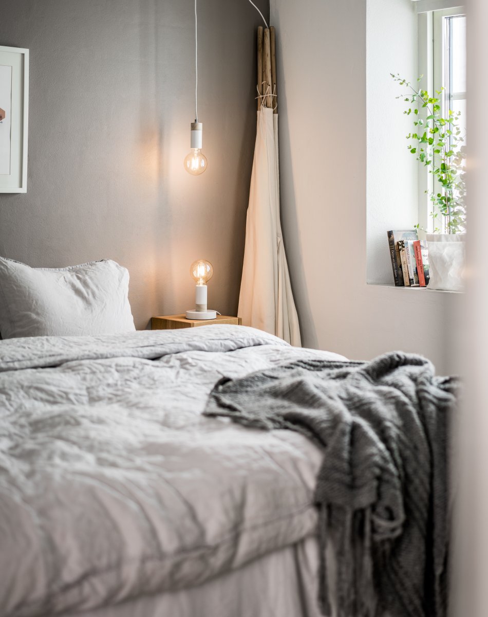 Spartan Ø5 Hvid vindueslampe Fra Cottex - En stilfuld og minimalistisk pendel, der kombinerer hvidt metal med detaljer i tr&aelig; og krom.