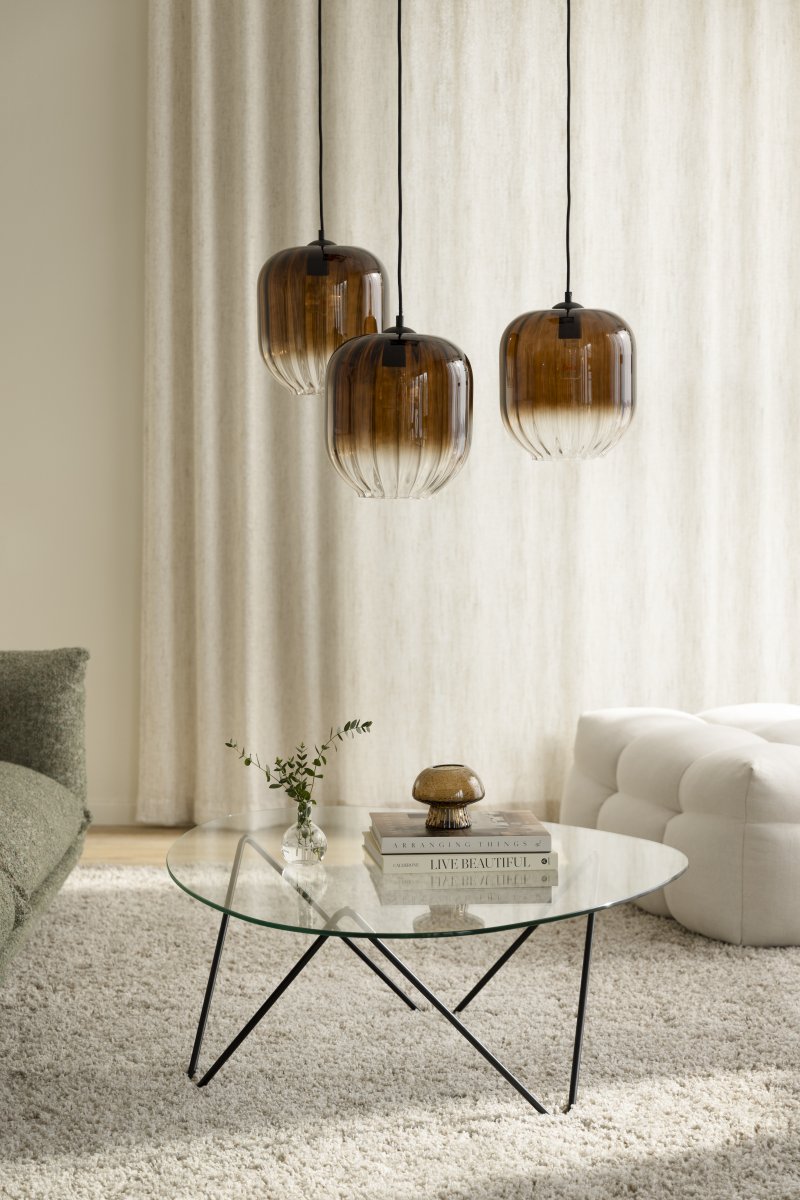 Haze Ø25 Brun loftslampe Fra Globen Lighting - Haze er en smuk pendel med et mundbl&aelig;st glas, der er riflet p&aring; indersiden, hvilket skaber et smukt lysspil, n&aring;r lampen er t&aelig;ndt.