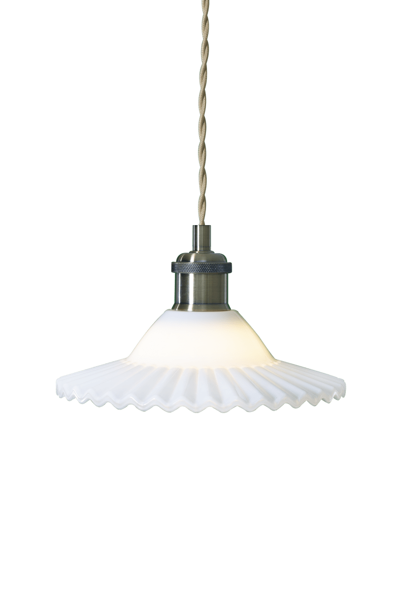 Silvia Ø22 Antik messing/hvid vindueslampe Fra Aneta Lighting - Lavet af metal i antik messingfinish og med en hvid glasskærm, der har en smukt bølget flæse i bunden.