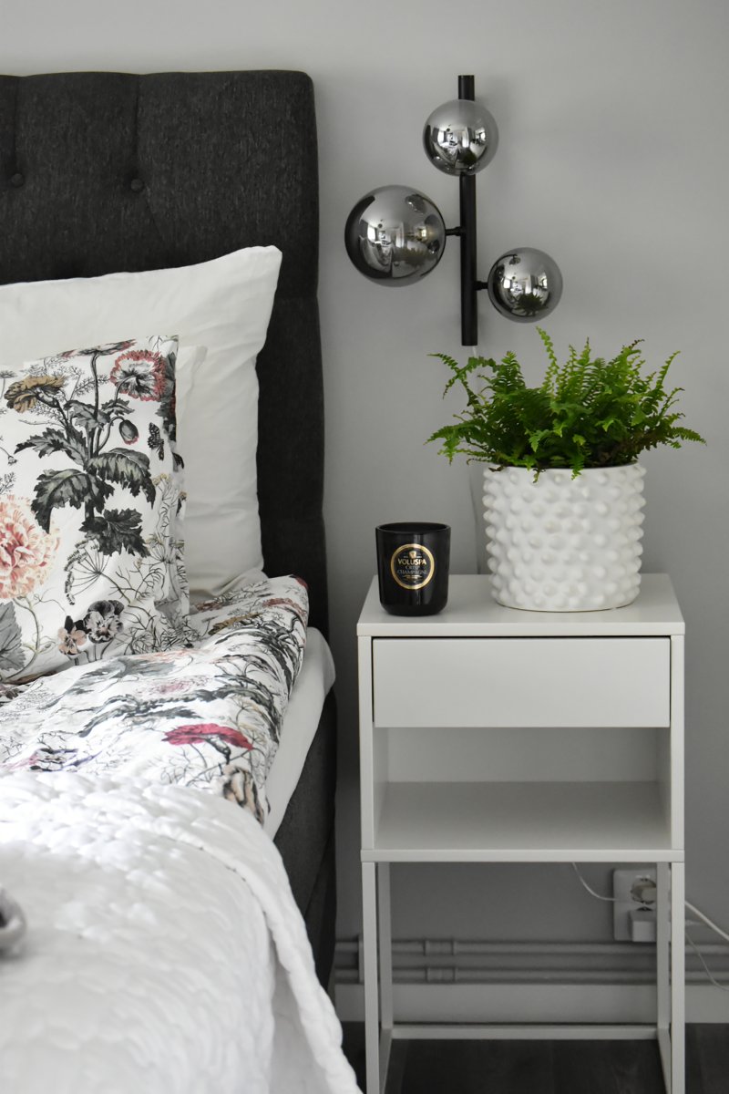 Molekyl 36cm Røg grå væglampe Fra Aneta Lighting - Den er lavet af sort metal og har skærme i røget glas, der spreder et blødt og behageligt lys.