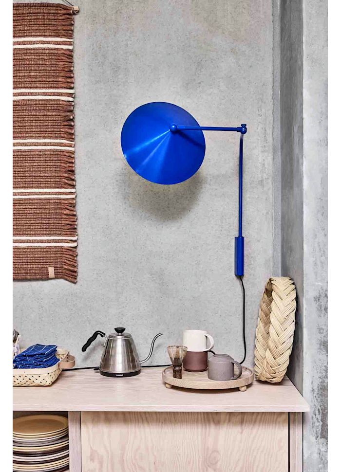 Kasa 60cm Blå væglampe Fra OYOY - Den elegante form betyder, at lampen passer ind i alle typer interiører, samtidig med at den giver rummet karakter og stil.