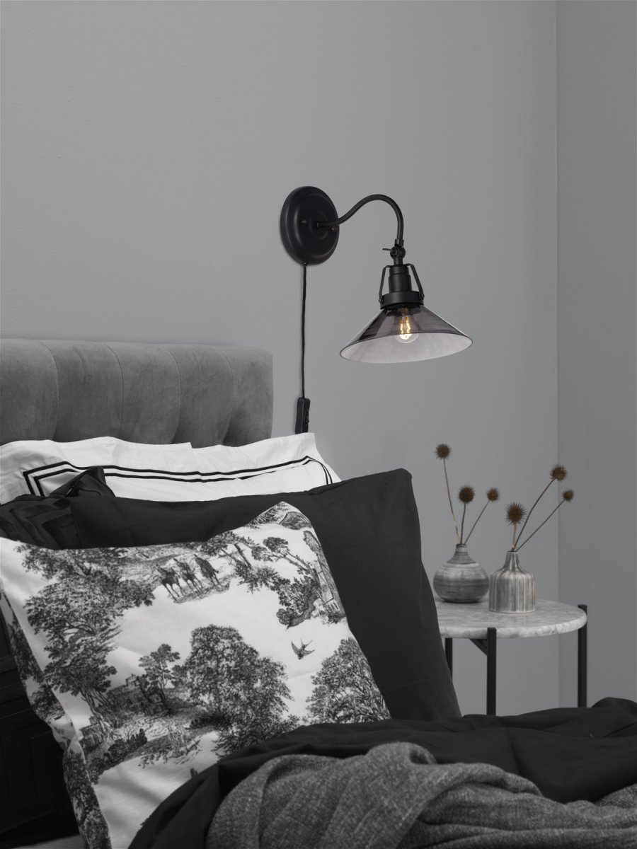 Skomagerlampe Ø20 Sort væglampe Fra Cottex - Kombinationen af sort metal og r&oslash;get glas skaber en elegance og giver fin lysspredning.