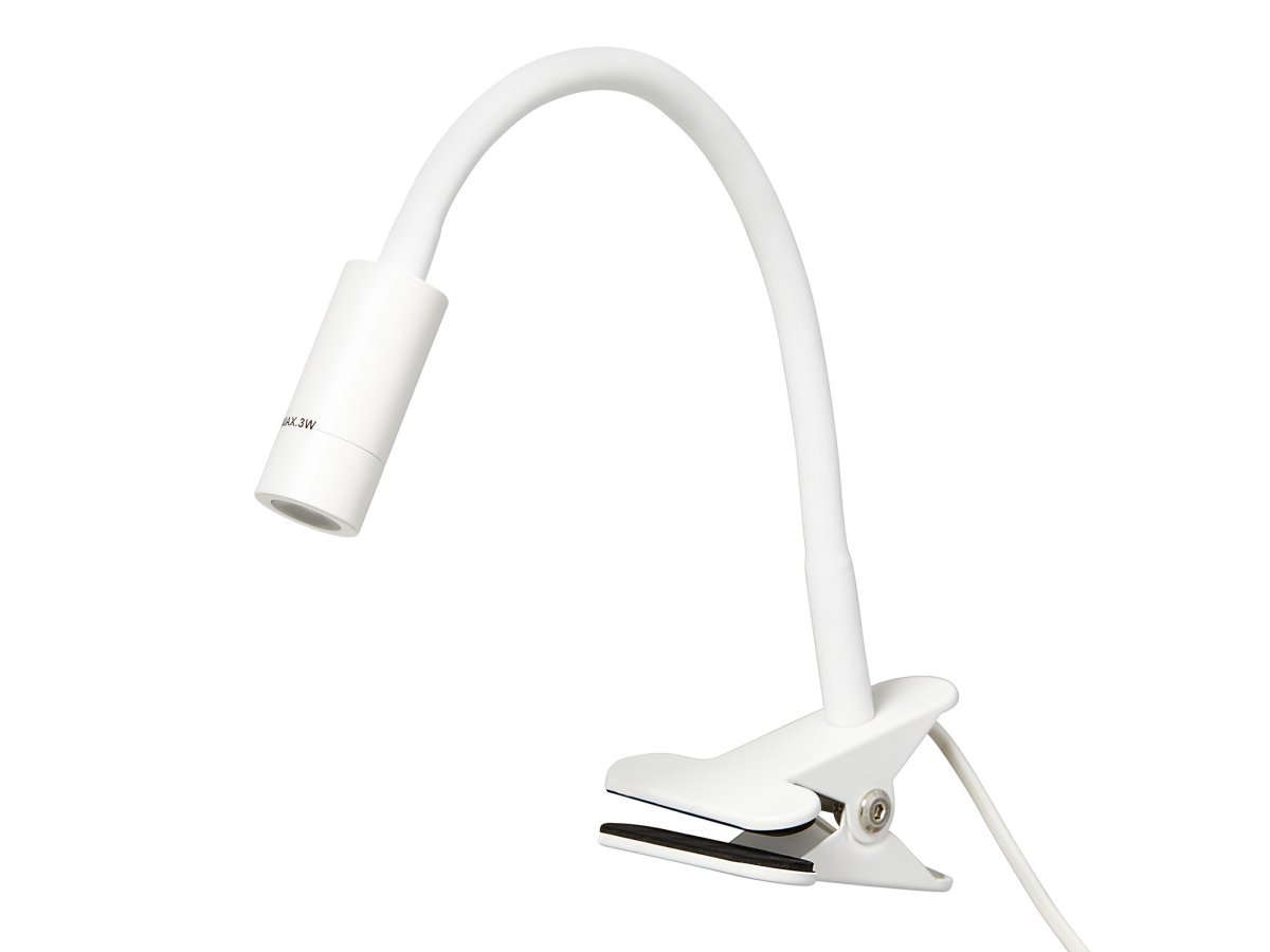 Zoom billede af Arholma Hvid klemmelampe Fra Armaturhantverk - Den justerbare arm giver dig mulighed for at rette lyset pr&aelig;cist, hvilket g&oslash;r lampen ideel til l&aelig;sning, arbejde eller som ekstra belysning ved sengen eller skrivebordet.