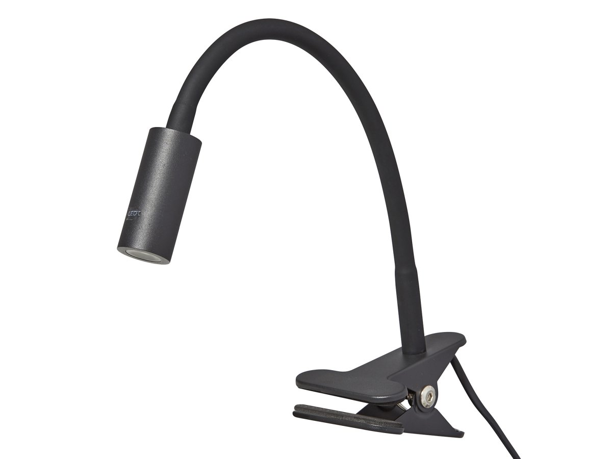 Arholma Sort klemmelampe Fra Armaturhantverk - Den justerbare arm giver dig mulighed for at rette lyset pr&aelig;cist, hvilket g&oslash;r lampen ideel til l&aelig;sning, arbejde eller som ekstra belysning ved sengen eller skrivebordet.