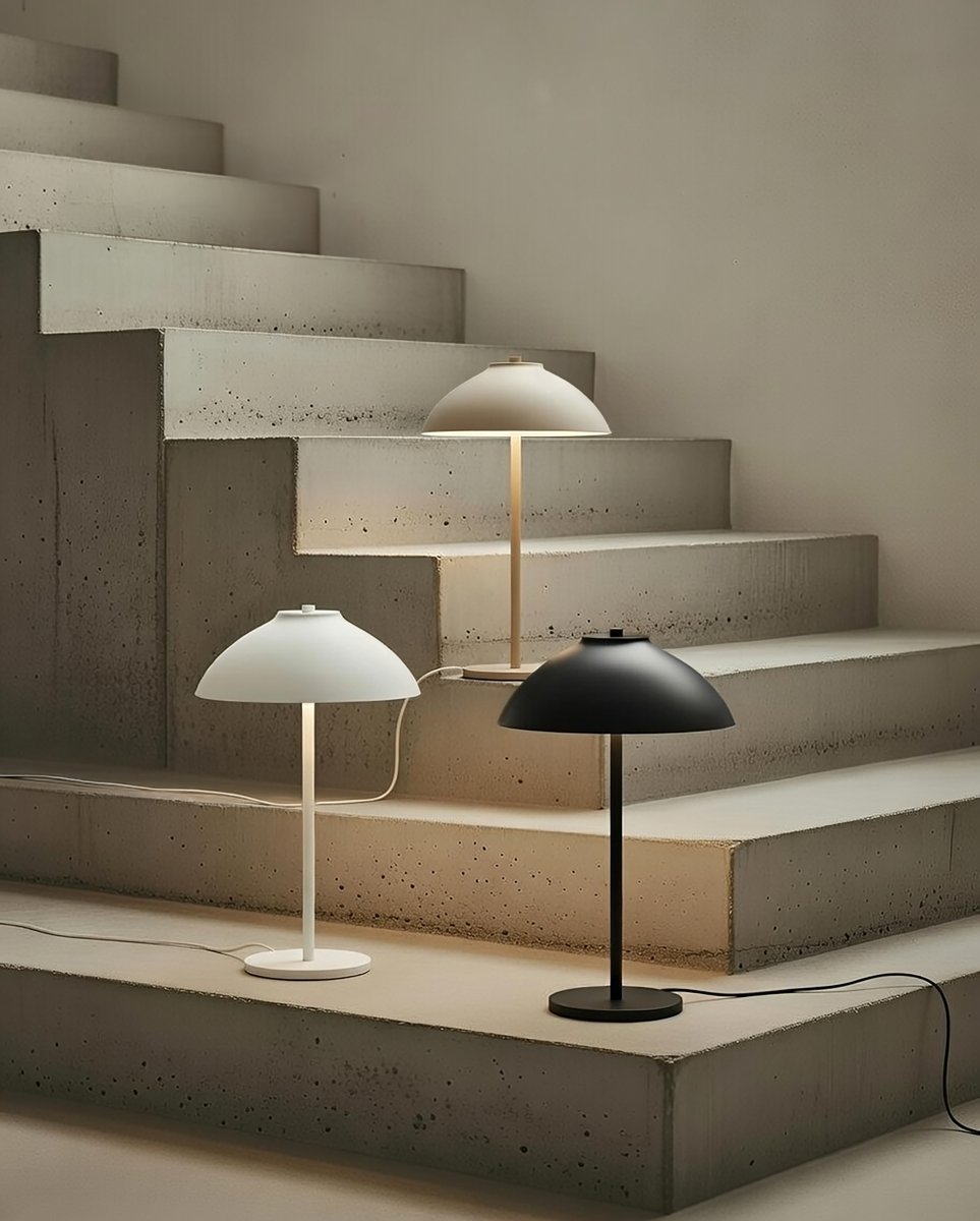 Vali 40cm Sort bordlampe Fra Belid - Den brede sk&aelig;rm retter lyset nedad og skaber en klar lyszone, der giver rummet b&aring;de struktur og atmosf&aelig;re.