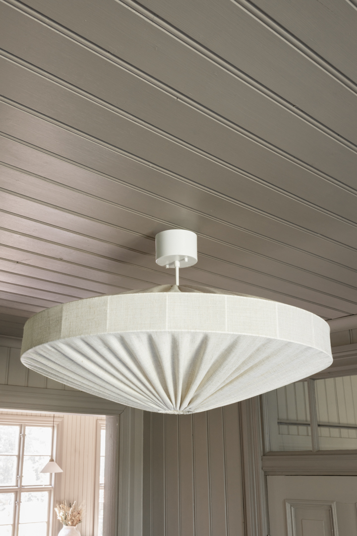 Alba Skærm Ekskl. Ophæng Ø78 Hvid loftslampe Fra Alde & Lind - Alba er en blød og dekorativ lampeskærm med metalramme og hvidt tekstil i elastisk jersey.