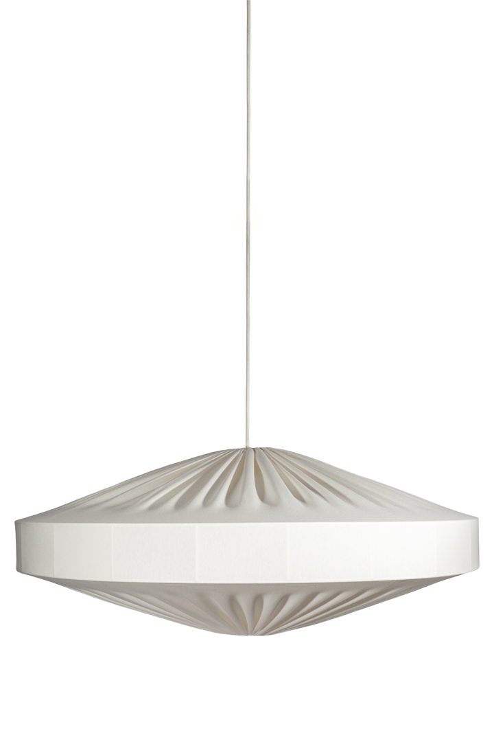 Alba Skærm Ekskl. Ophæng Ø78 Hvid loftslampe Fra Alde & Lind - Alba er en blød og dekorativ lampeskærm med metalramme og hvidt tekstil i elastisk jersey.
