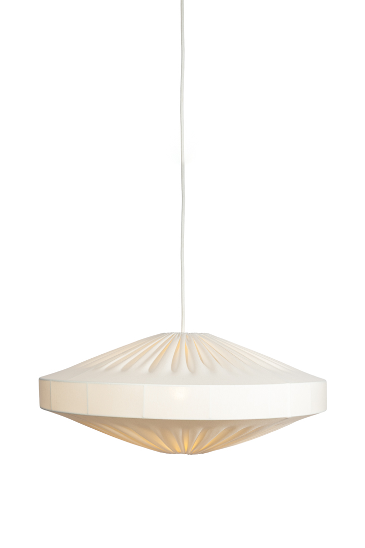 Alba Skærm Ekskl. Ophæng Ø58 Hvid loftslampe Fra Alde & Lind - Alba er en blød og dekorativ lampeskærm med metalramme og hvidt tekstil i elastisk jersey.