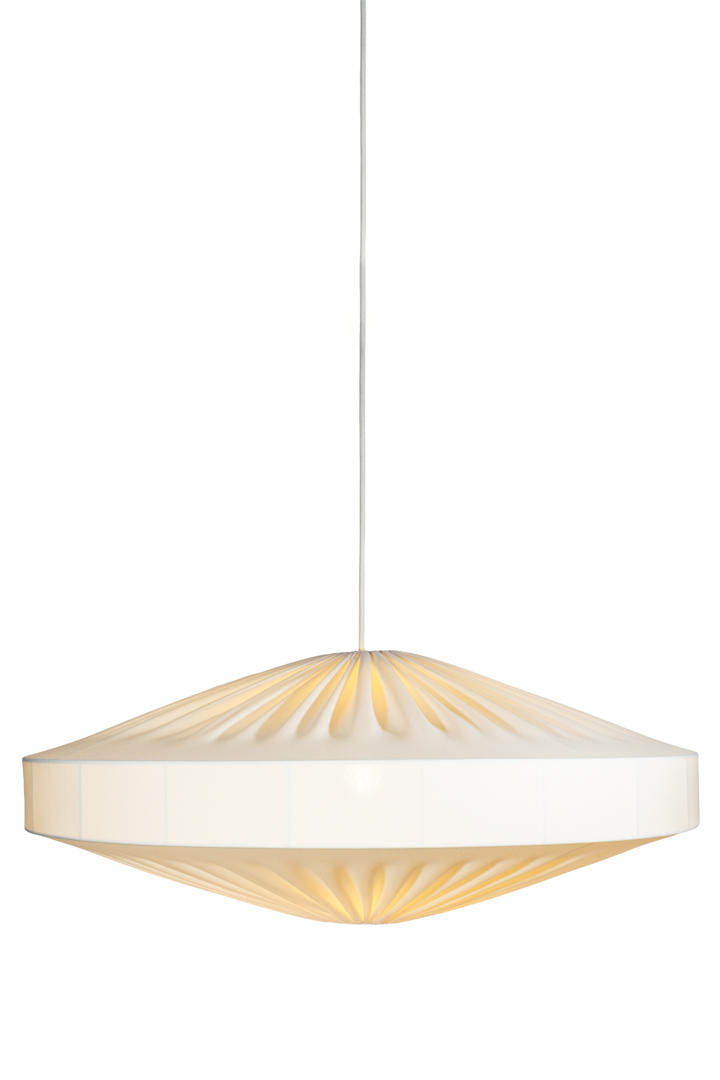 Alba Skærm Ekskl. Ophæng Ø78 Hvid loftslampe Fra Alde & Lind - Alba er en blød og dekorativ lampeskærm med metalramme og hvidt tekstil i elastisk jersey.