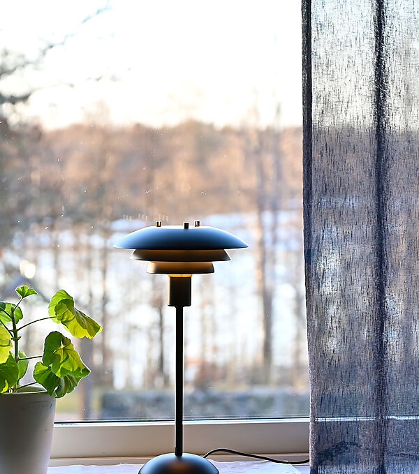 Epsilon 37cm Sort bordlampe Fra Aneta Lighting - Detaljer i krom og mat messing medfølger, syning; du kan selv vælge, hvilken der passer bedst ind i dit hjem.