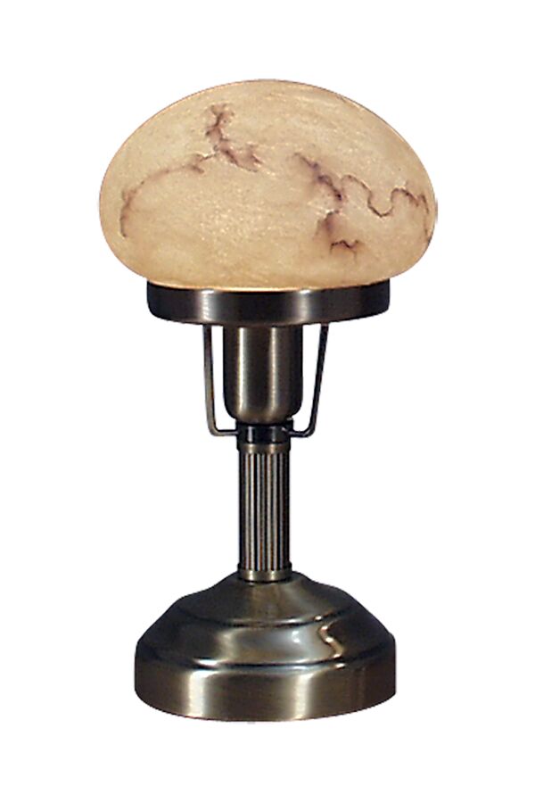 August 22cm Antik messing bordlampe Fra Aneta Lighting - Lygtens tidl&oslash;se stil g&oslash;r, at den passer lige s&aring; godt i et moderne hjem som i et mere traditionelt indrettet rum.